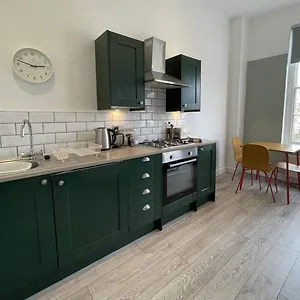Explore The Cotswolds, Modern, Parking, Apartment Cheltenham